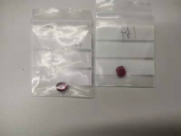 裝有2顆紅寶石的牛皮紙袋被扔進垃圾桶，上海民警為失主尋回  第3張