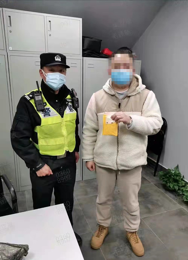 裝有2顆紅寶石的牛皮紙袋被扔進垃圾桶，上海民警為失主尋回  第1張