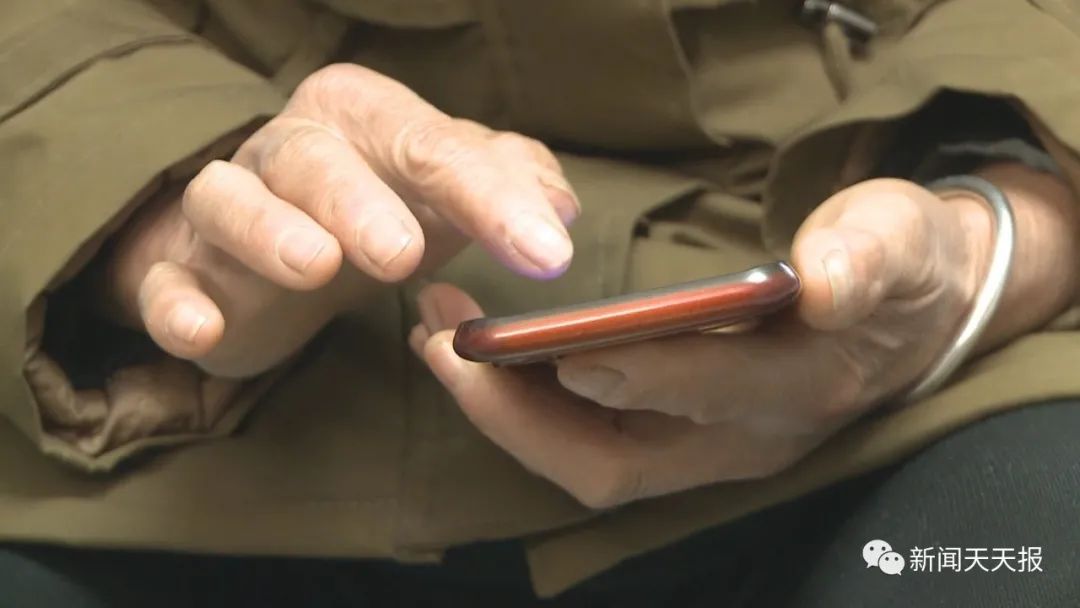 乐山12岁男孩玩手机花掉16000多元 家长们千万要注意!休闲区蓝鸢梦想 - Www.slyday.coM 乐山12岁男孩玩手机花掉16000多元 家长们千万要注意!休闲区蓝鸢梦想 - Www.slyday.coM