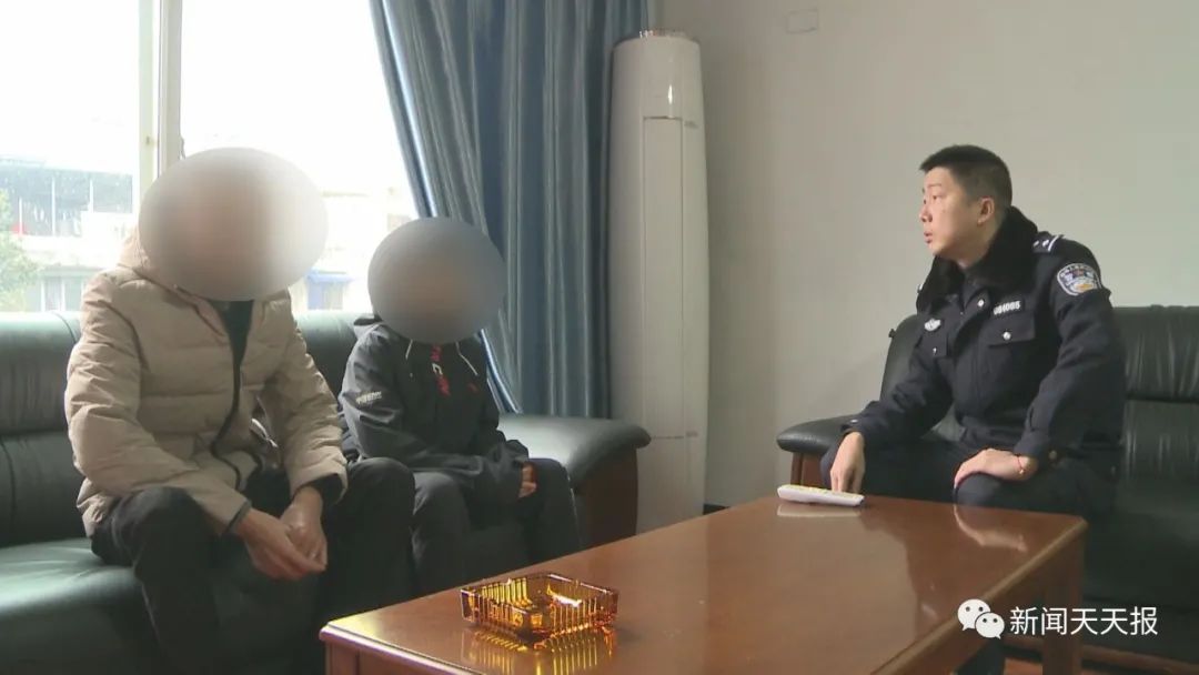 乐山12岁男孩玩手机花掉16000多元 家长们千万要注意!休闲区蓝鸢梦想 - Www.slyday.coM 乐山12岁男孩玩手机花掉16000多元 家长们千万要注意!休闲区蓝鸢梦想 - Www.slyday.coM