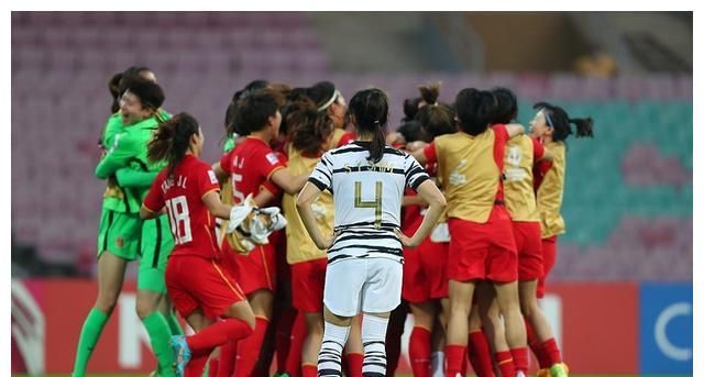 打服了！主帅枯坐替补席，韩媒送万里长城赞誉，中国女足征服<a href=
