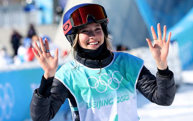 中国混血美女选手谷爱凌获得北京冬奥会自由式滑雪女子大跳台冠军