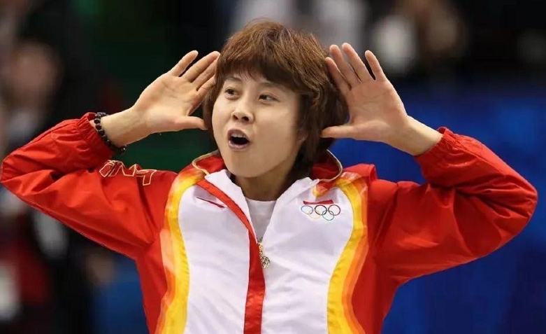 王濛太美了！直播时展现知性一面，赛场内外成<a href=