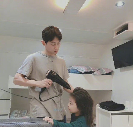 武大靖碰任子威的手让他先走，神仙友谊破防了，<a href=