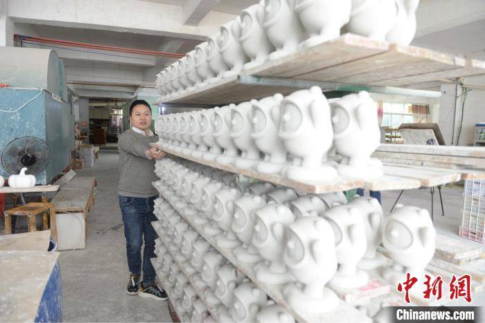 陶瓷冰墩墩福建制造传承千年瓷艺
