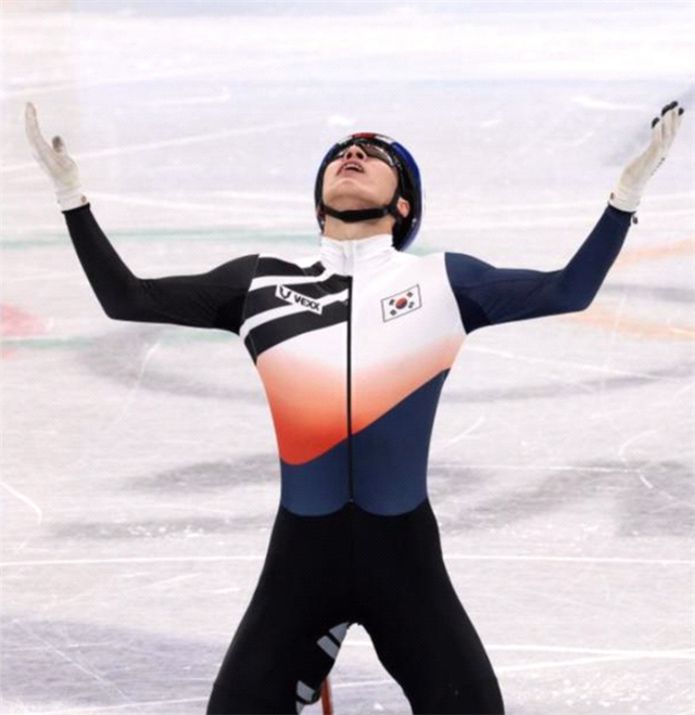 韩网友不满判罚闹笑话！找中国主帅金善台同名替身，向<a href=