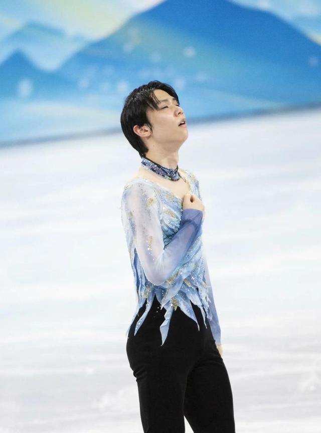 为什么羽生结弦无法回避冰上的坑呢没有人来清理冰场吗