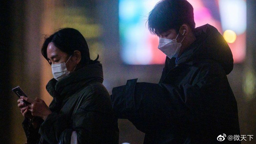 两位名人相隔一天自杀 <a href=