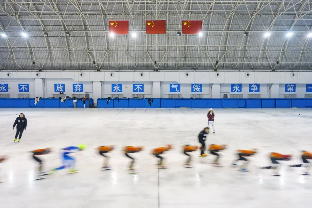 1月10日，在七台河体育中心，七台河职业学院短道速滑训练中心的孩子们在进行训练（无人机照片）。新华社记者 谢剑飞 摄