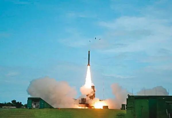 “天弓”防空导弹发射（资料图）。图自台湾《镜周刊》