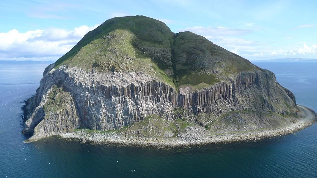 IT|一只12000元！冰壶是什么材料制作的，为什么那么贵？