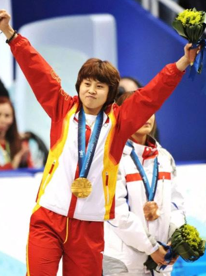 3次被开除国家队，4次冠军77枚金牌，王濛变成了<a href=