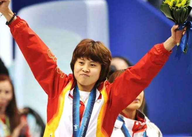 3次被开除国家队，4次冠军77枚金牌，王濛变成了<a href=