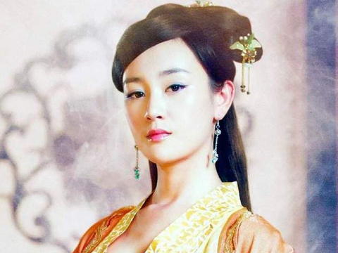 张檬金恩圣官宣结婚夫妻俩怀抱狗狗甜蜜合影还上演掀头纱戏码