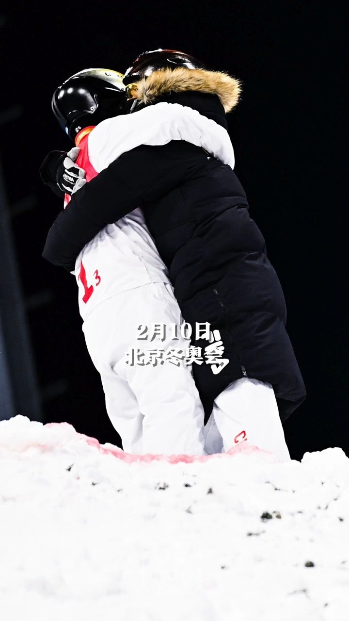 北京冬奥会自由式滑雪空中技巧混合团体决赛，以徐梦桃、贾宗洋和齐广璞出阵的中国队夺得银牌！祝贺！