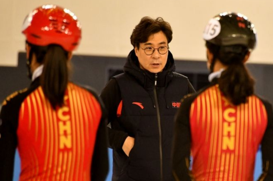 台阶找不到，找代餐！因和中国速滑队教练同名，<a href=