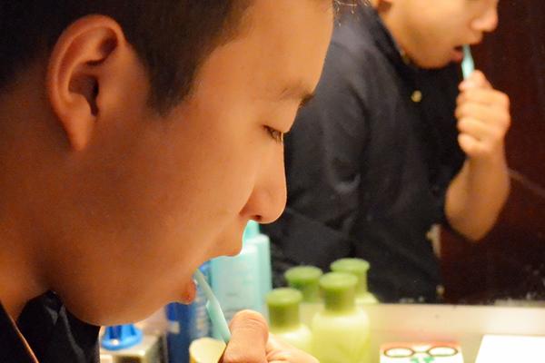 为什么一刷牙,牙龈就容易出血?一个月不刷牙会发生什么?休闲区蓝鸢梦想 - Www.slyday.coM 为什么一刷牙,牙龈就容易出血?一个月不刷牙会发生什么?休闲区蓝鸢梦想 - Www.slyday.coM