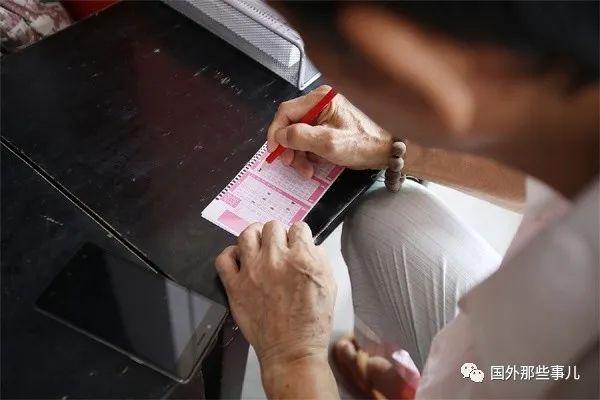 越南男子买10张彩票全中奖赢得5亿，如今身无分文当保安为生