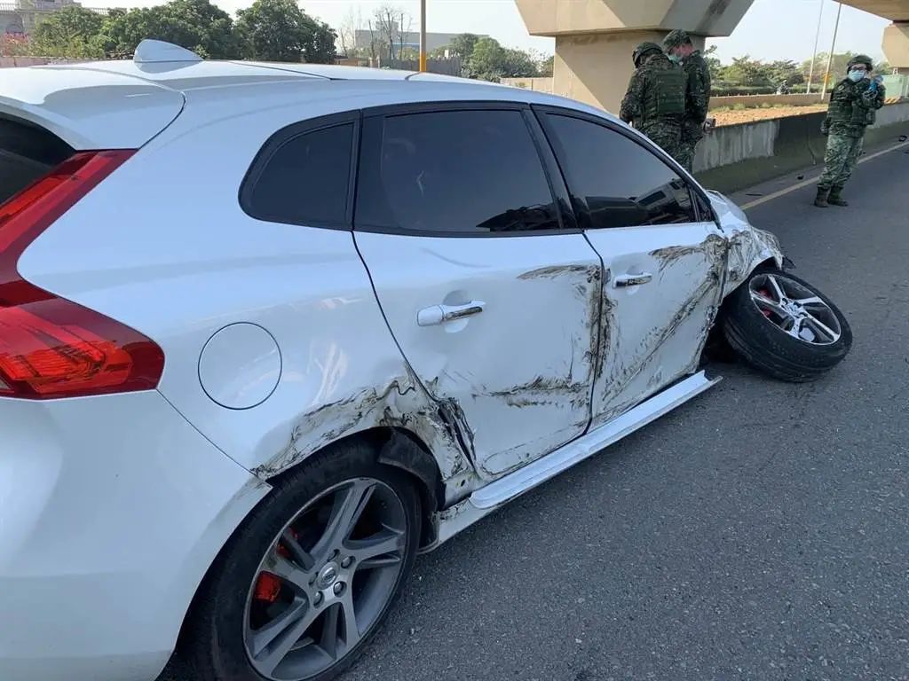 事故导致白色轿车车头严重损毁。图自台湾“中时新闻网”