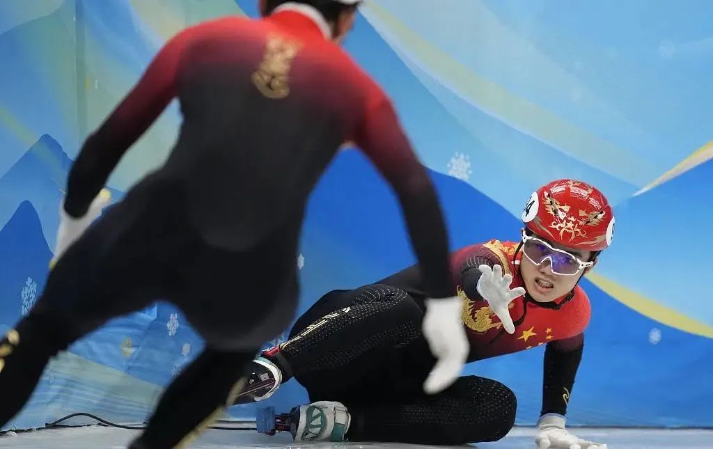 摔倒后,中国队被判进决赛!王濛“神预判”后自信拍桌:我这教练不是白当的休闲区蓝鸢梦想 - Www.slyday.coM 摔倒后,中国队被判进决赛!王濛“神预判”后自信拍桌:我这教练不是白当的休闲区蓝鸢梦想 - Www.slyday.coM