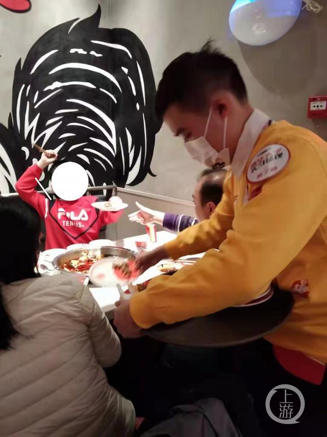 奚之淼同学在收拾饭桌残渣(餐饮店供图)