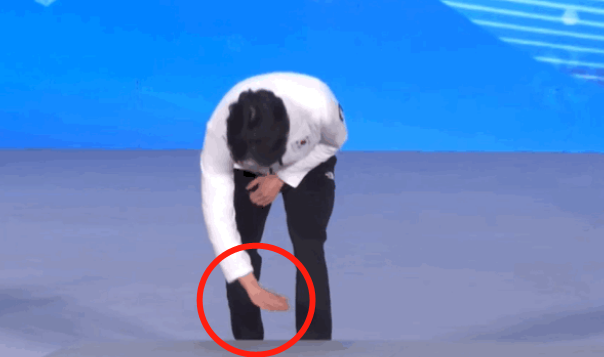 争议！车旼奎用手抹灰领奖台，替<a href=