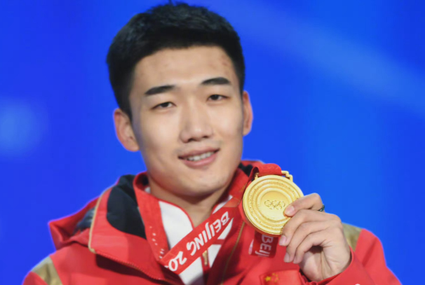 争议！车旼奎用手抹灰领奖台，替<a href=