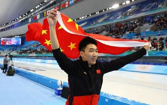 争议！车旼奎用手抹灰领奖台，替<a href=