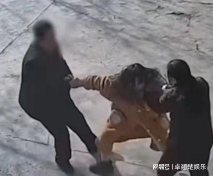 知名博主因拿不出50万彩礼!其女友被家人强行拖走!网友热议!休闲区蓝鸢梦想 - Www.slyday.coM 知名博主因拿不出50万彩礼!其女友被家人强行拖走!网友热议!休闲区蓝鸢梦想 - Www.slyday.coM