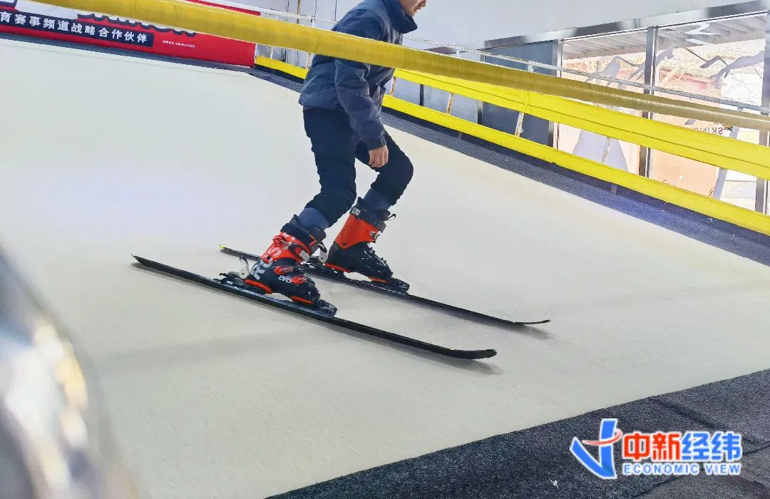 ▲正在练习滑雪的男孩