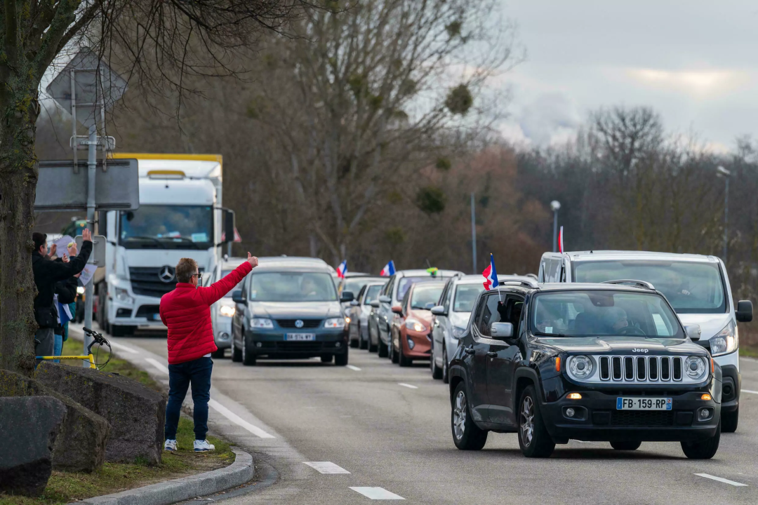 来自法国各地的抗议者组成车队（图源：外媒）