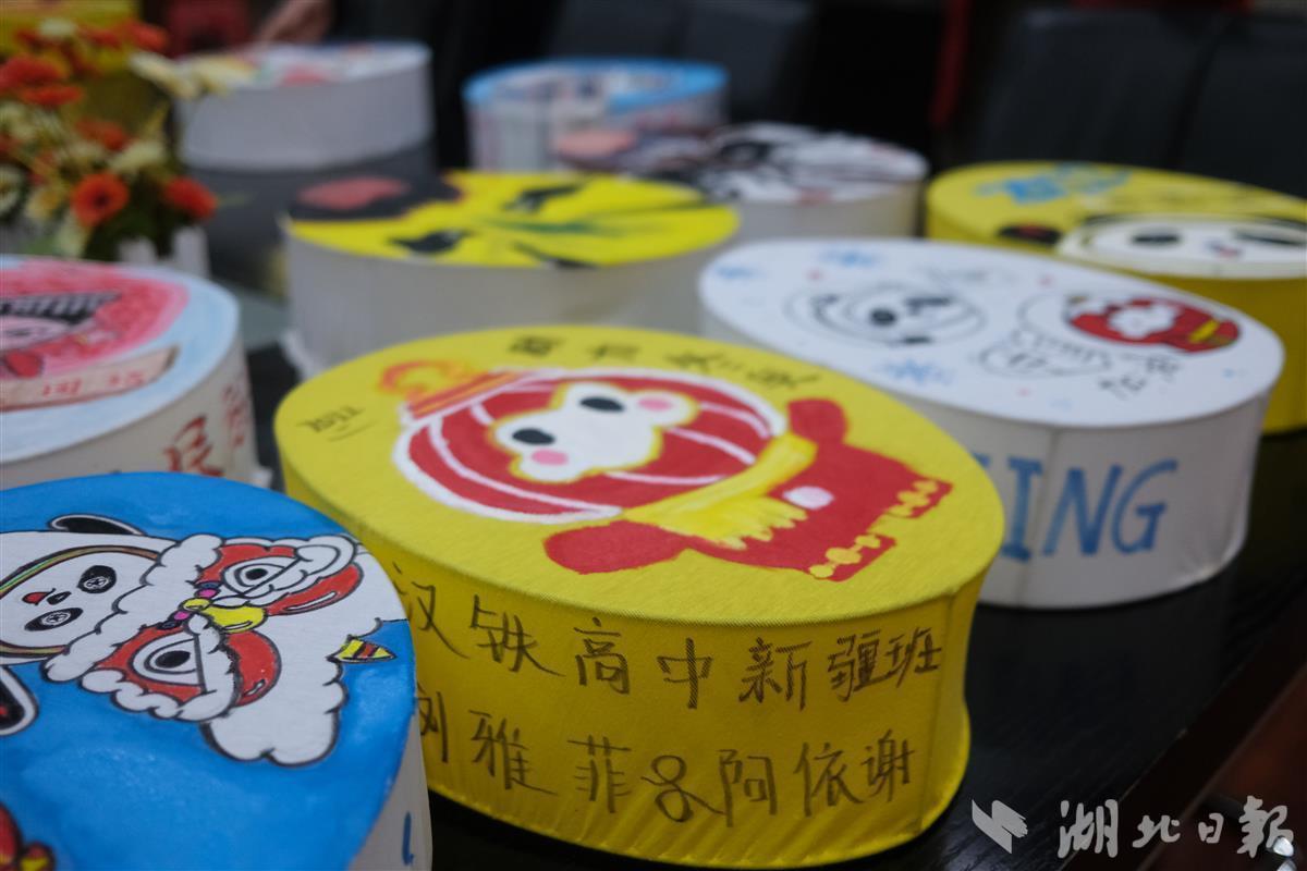 新疆学子在灯笼上画冰墩墩,“这是我们国家的国宝!”休闲区蓝鸢梦想 - Www.slyday.coM 新疆学子在灯笼上画冰墩墩,“这是我们国家的国宝!”休闲区蓝鸢梦想 - Www.slyday.coM