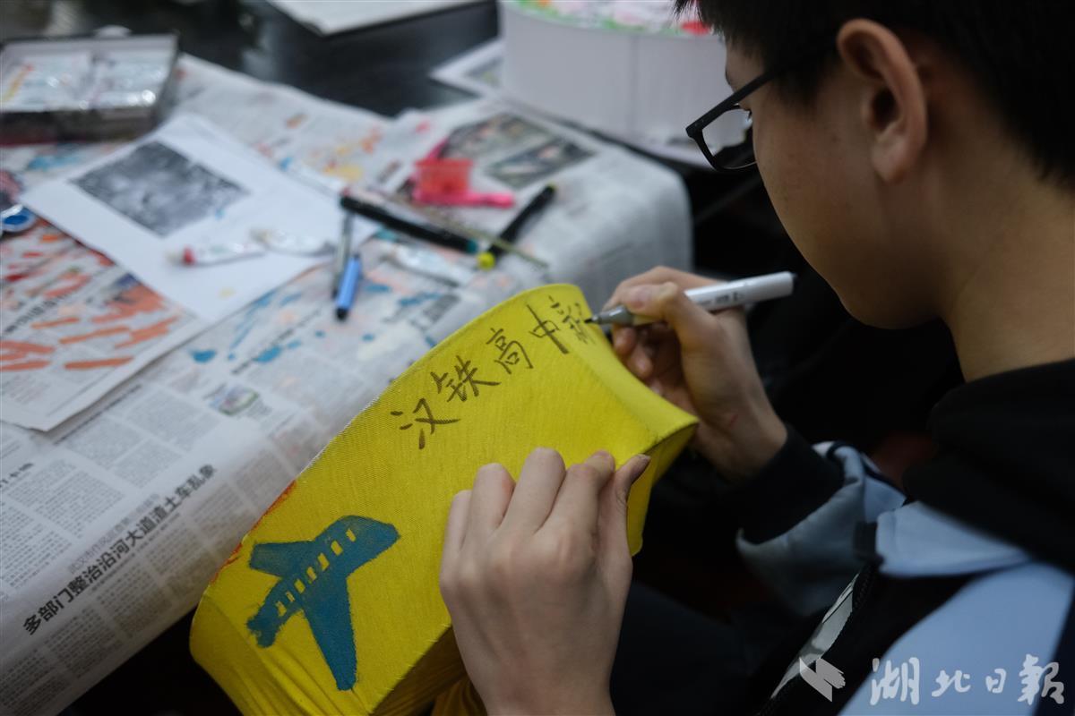 新疆学子在灯笼上画冰墩墩,“这是我们国家的国宝!”休闲区蓝鸢梦想 - Www.slyday.coM 新疆学子在灯笼上画冰墩墩,“这是我们国家的国宝!”休闲区蓝鸢梦想 - Www.slyday.coM