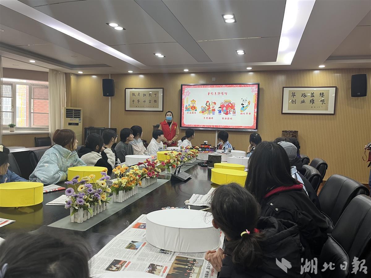 新疆学子在灯笼上画冰墩墩,“这是我们国家的国宝!”休闲区蓝鸢梦想 - Www.slyday.coM 新疆学子在灯笼上画冰墩墩,“这是我们国家的国宝!”休闲区蓝鸢梦想 - Www.slyday.coM