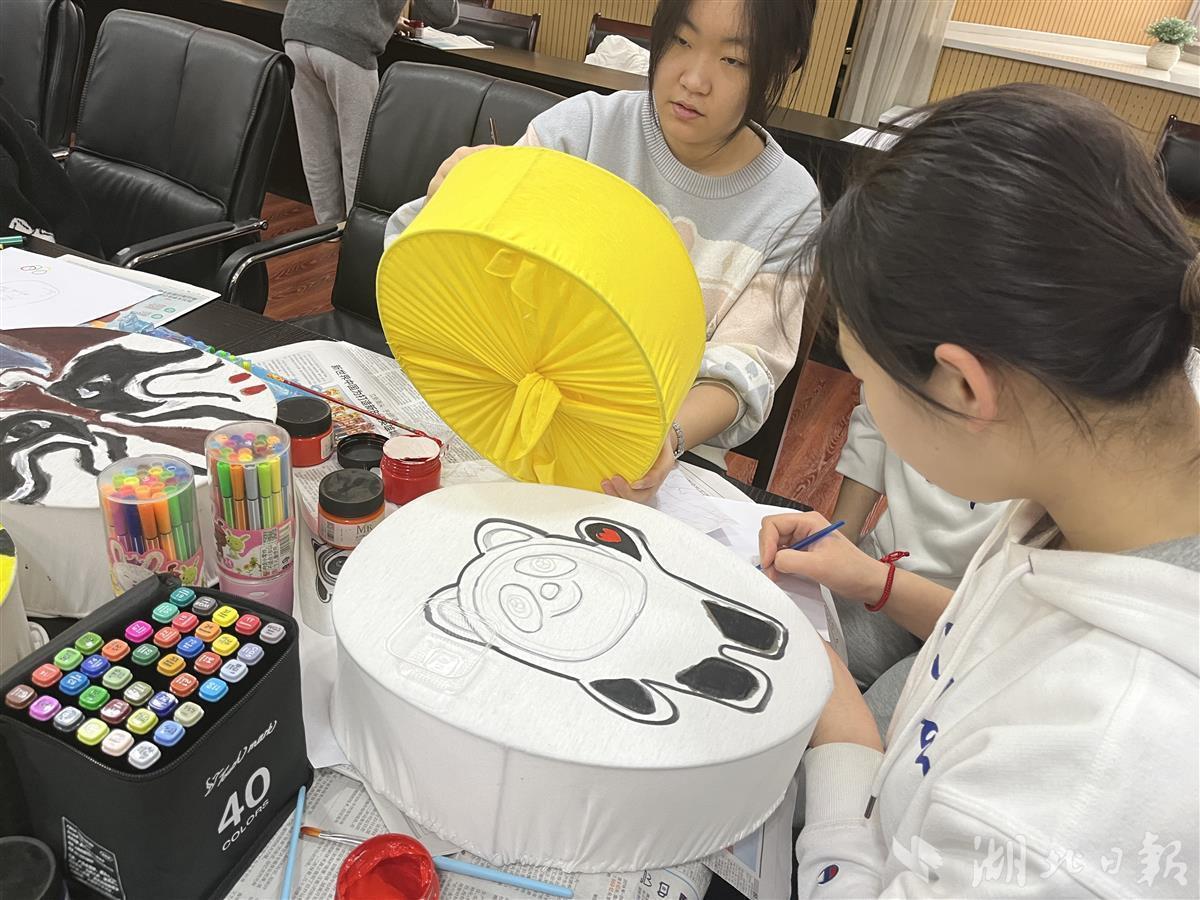 新疆学子在灯笼上画冰墩墩,“这是我们国家的国宝!”休闲区蓝鸢梦想 - Www.slyday.coM 新疆学子在灯笼上画冰墩墩,“这是我们国家的国宝!”休闲区蓝鸢梦想 - Www.slyday.coM