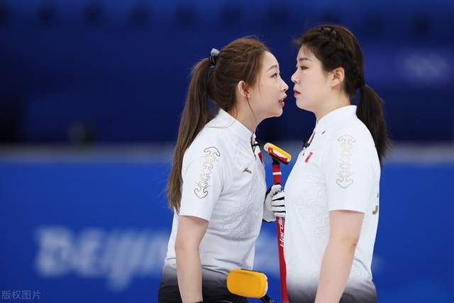 冬奥会冰壶，中国队击败<a href=