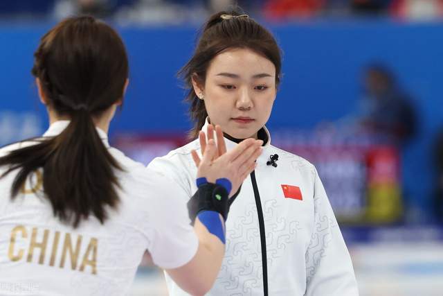 冬奥会冰壶，中国队击败<a href=