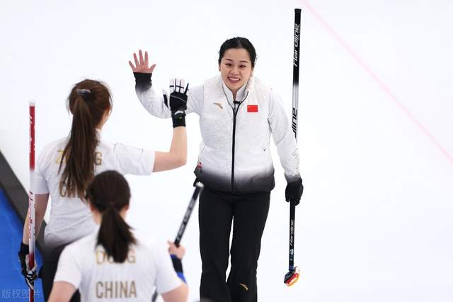 冬奥会冰壶，中国队击败<a href=