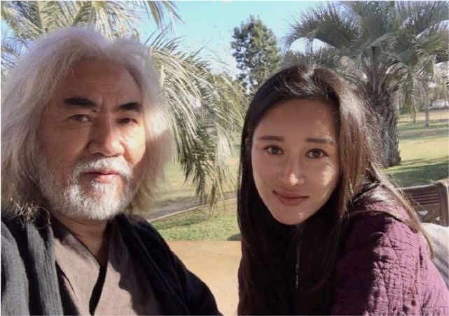 71岁张纪中带小31岁妻子度假骑马开车很欢乐一家人太幸福