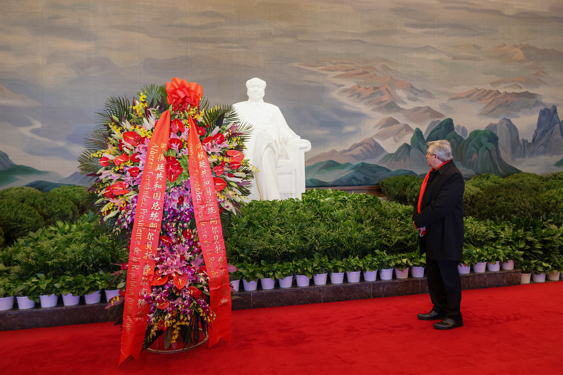 费尔南德斯瞻仰了毛主席纪念堂，并敬献花圈