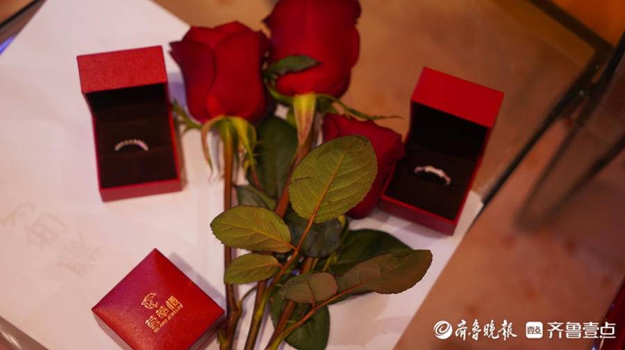 现在相亲都这么卷的吗?潍坊印象汇相亲大会现场一女士被多次表白休闲区蓝鸢梦想 - Www.slyday.coM 现在相亲都这么卷的吗?潍坊印象汇相亲大会现场一女士被多次表白休闲区蓝鸢梦想 - Www.slyday.coM