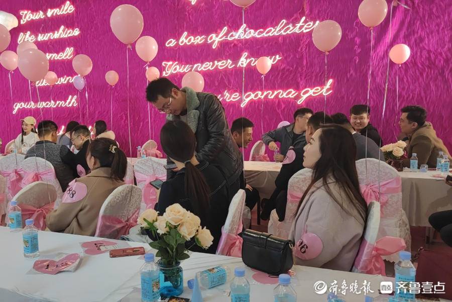 现在相亲都这么卷的吗?潍坊印象汇相亲大会现场一女士被多次表白休闲区蓝鸢梦想 - Www.slyday.coM 现在相亲都这么卷的吗?潍坊印象汇相亲大会现场一女士被多次表白休闲区蓝鸢梦想 - Www.slyday.coM