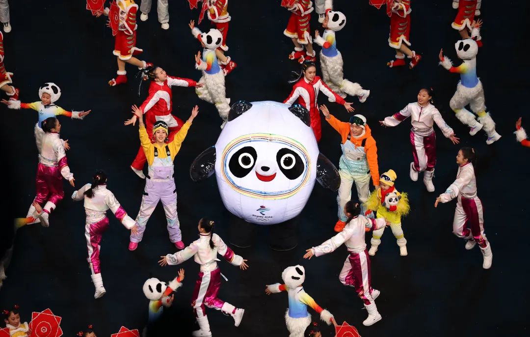 2022北京冬奥会开幕式，吉祥物“冰墩墩”参加预热表演 