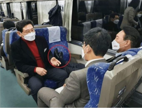 尹锡悦把穿着鞋子的脚放到对面椅子上（图源：韩媒）