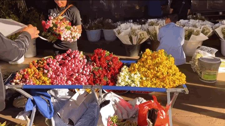 斗南的交易不仅存在于市场内部，连停车场也会有鲜花散户