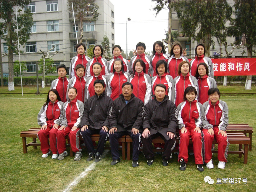 ▲2005年，江大女子足球队球员与教练留影，前排中为曾桂生。受访者供图
