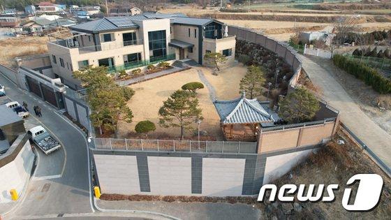 因此,不少人踩着住宅旁边一处地势较高的道路护栏"登高望远",想探一探