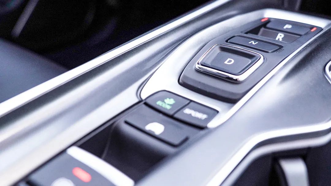 25万级必选!它们油耗最低只要4.1L 但这两中型车谁更值?