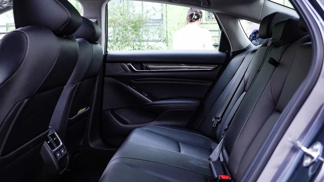 25万级必选!它们油耗最低只要4.1L 但这两中型车谁更值?