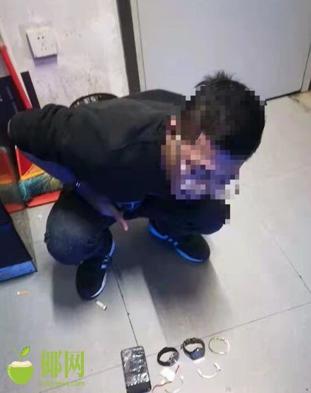 海口一男子酒吧“顺手牵羊”,被抓时身上藏着“百宝箱”……休闲区蓝鸢梦想 - Www.slyday.coM 海口一男子酒吧“顺手牵羊”,被抓时身上藏着“百宝箱”……休闲区蓝鸢梦想 - Www.slyday.coM